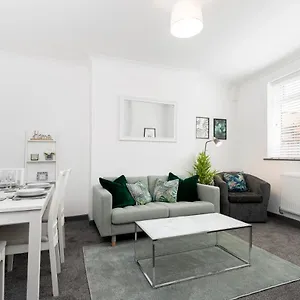  Apartment Modern Centrally Located 3 Bed With Tvs In Each Bedroom Super Fast Wifi And Crisp White Linen Hosted By Our Short