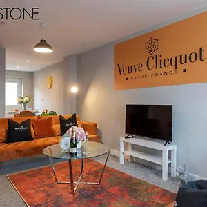  Holiday home Champagne House - 4 Bed 2 Sofa Beds By Bpne